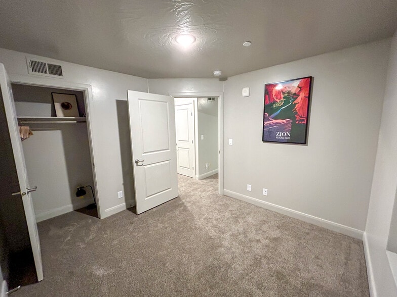 Building Photo - 128 N Lone Rock Dr