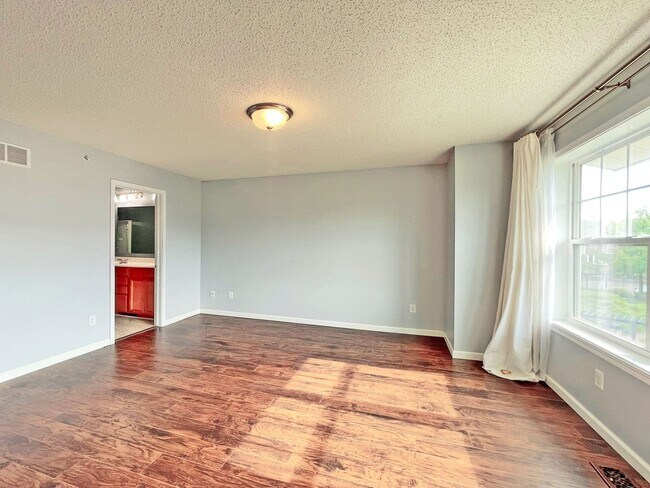 Building Photo - 11903 Emery Village Dr N