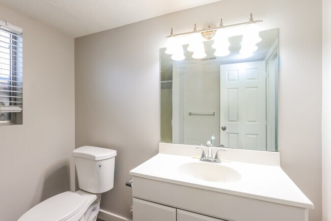 Building Photo - 5902 Woodview Dr