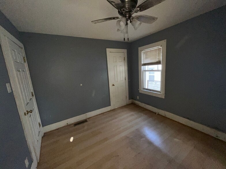 Building Photo - 2044 E Lincoln Ave