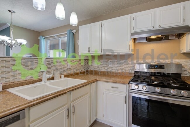 Building Photo - $MOVE IN SPECIAL PRICING$ 999.00 FIRST FULL MONTHS RENT.
