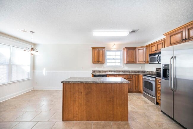 Building Photo - 102 Summerstone Bend