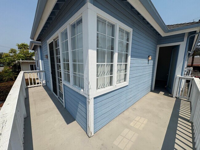 Building Photo - Beach close 4 bedroom, three bath townhous...