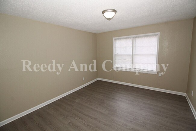 Building Photo - 91 Eastview Dr