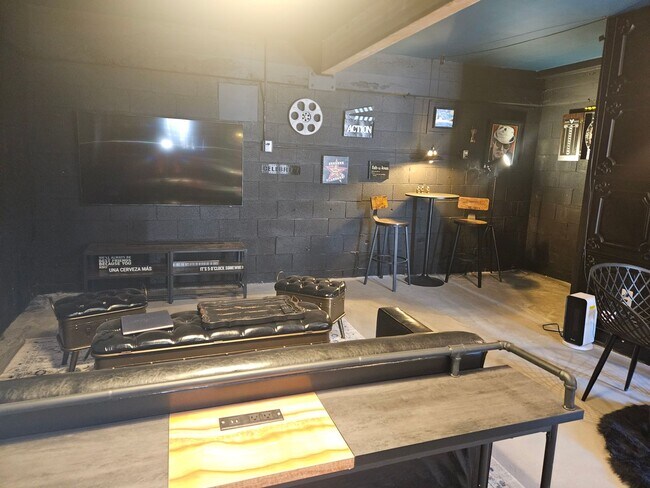 Building Photo - Spacious and Bright 2 Bed / 1 Bath with a ...