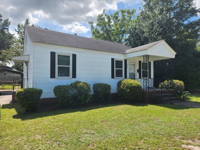 Building Photo - Charming 2 Bedroom 1 Bathroom home near Th...