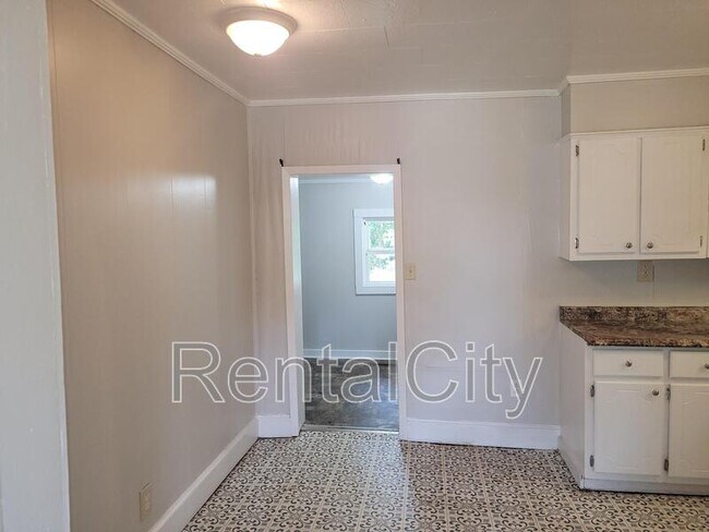 Building Photo - 322 Mcknight St