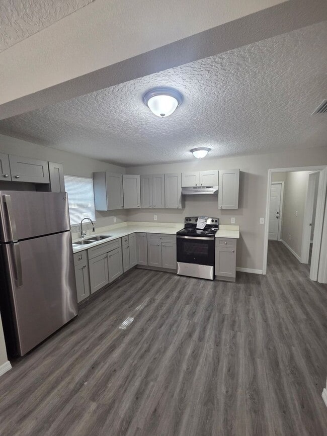 Building Photo - 3 bed 2 bath