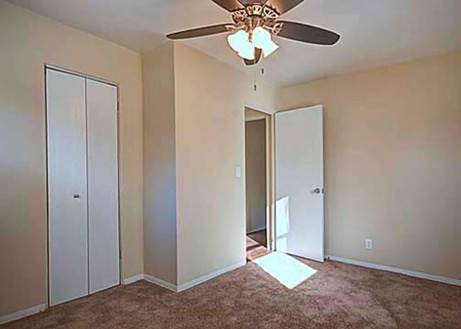 Building Photo - Great Aksarben location!