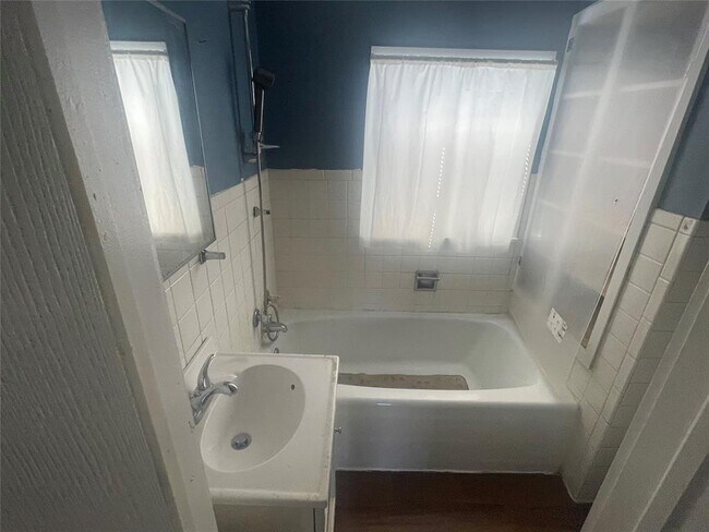 Building Photo - 909 Court Ave