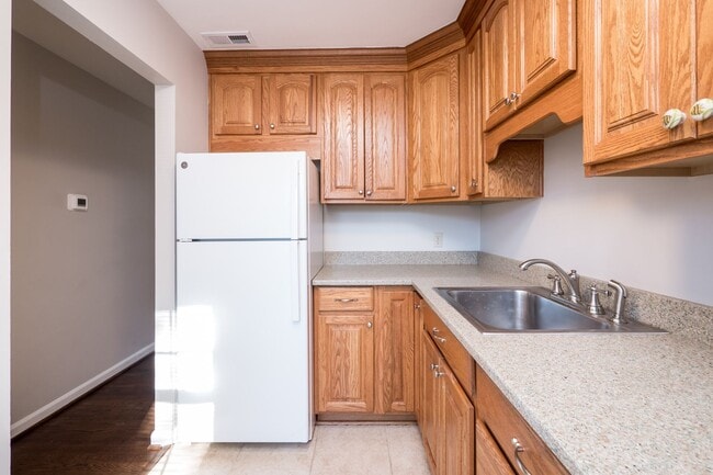 Building Photo - Duplex located just a block from the ocean!