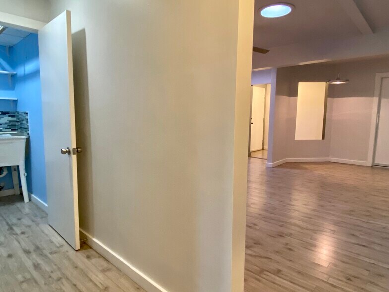 Building Photo - 1043 Sanborn Ave