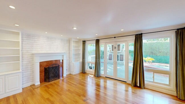 Building Photo - Large Spacious Home with a Pool!