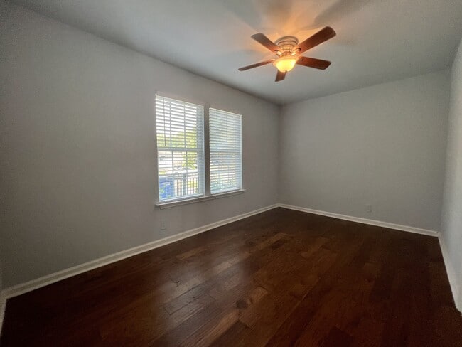 Building Photo - 609 W Odell St