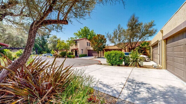 Building Photo - Bright and Beautiful 2 Bedroom 2 Full Bath...