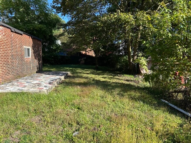 Building Photo - 160 Roslyn Dr