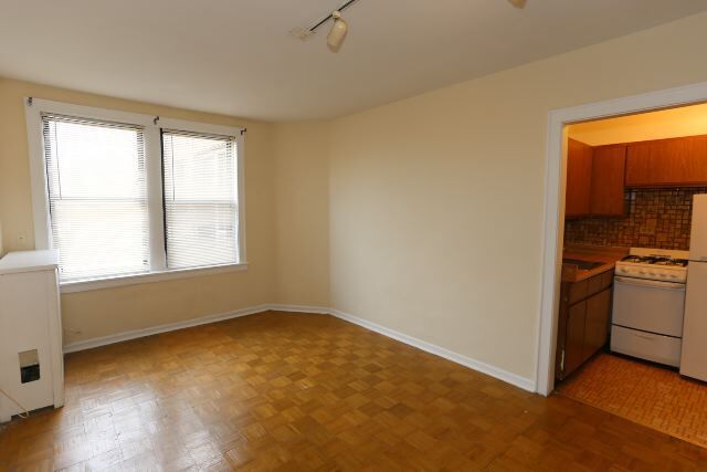 Building Photo - 744 W Belmont Ave