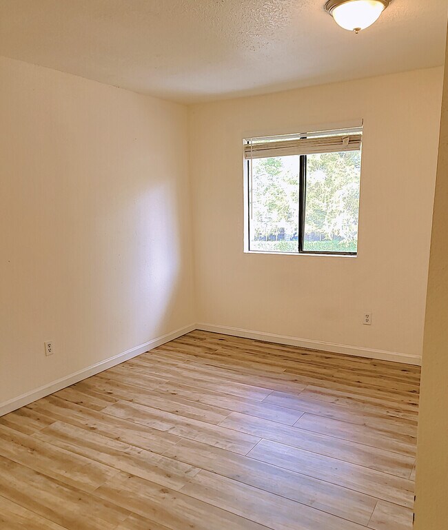 Master bedroom - 16245 NE 12th Ct