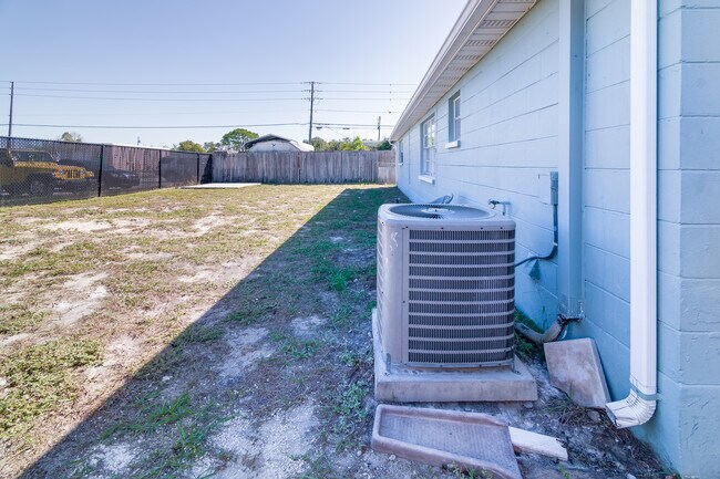 Building Photo - 6443 Lomand Ave