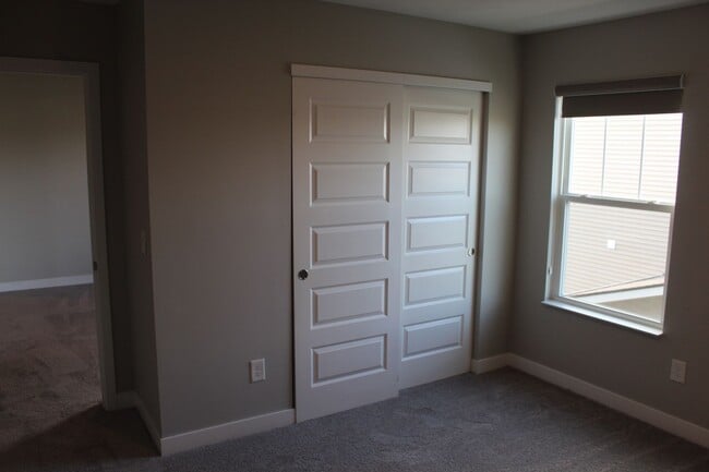 Building Photo - Spacious Move In Ready 5 BR in Avon!