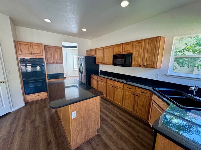 Building Photo - 4 Bed / 4 Bath Dream Home in the Hills at ...