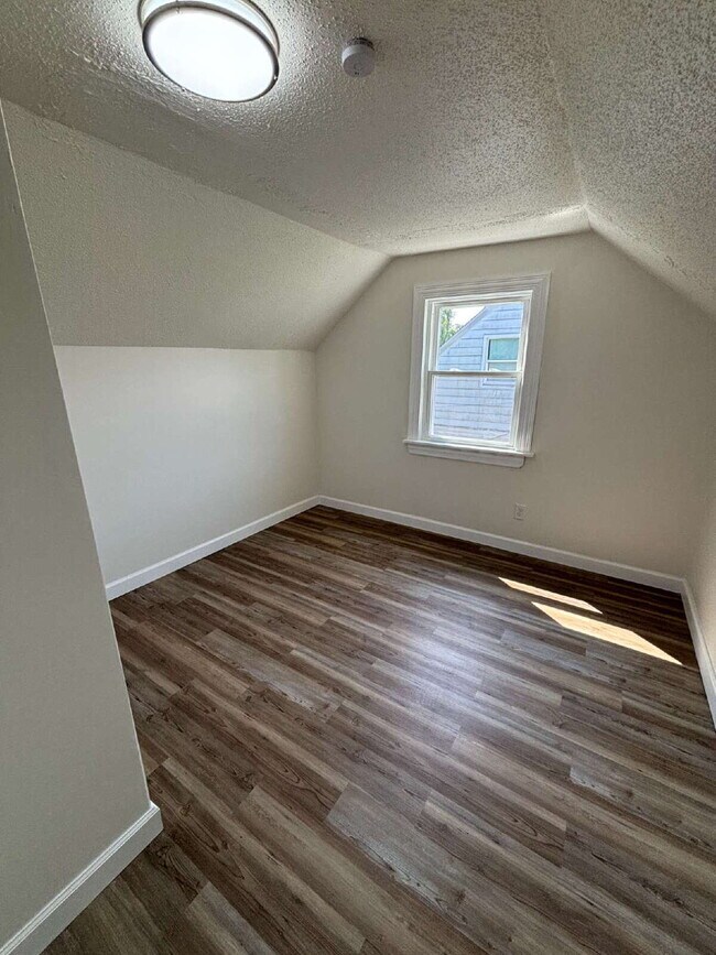 Building Photo - "Spacious 5-Bed Oasis with 2 Baths in Gary...