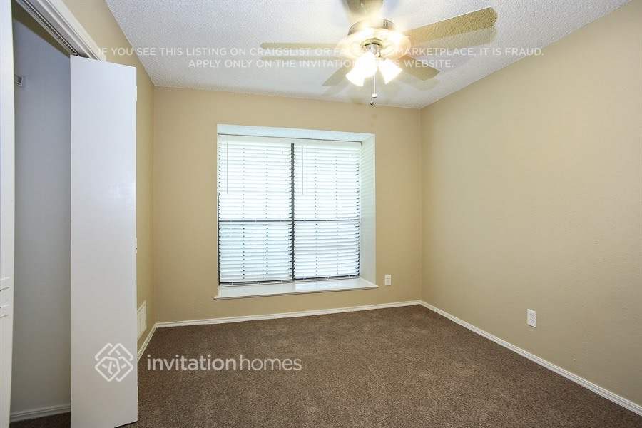 Building Photo - 1409 Carriage Ln