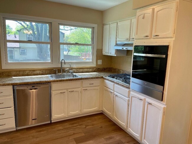 Building Photo - 401 Castlewood Ln