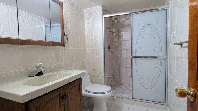 Building Photo - 2165 N Westmoreland Dr