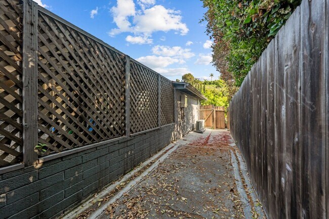 Building Photo - Detached 1 bedroom!