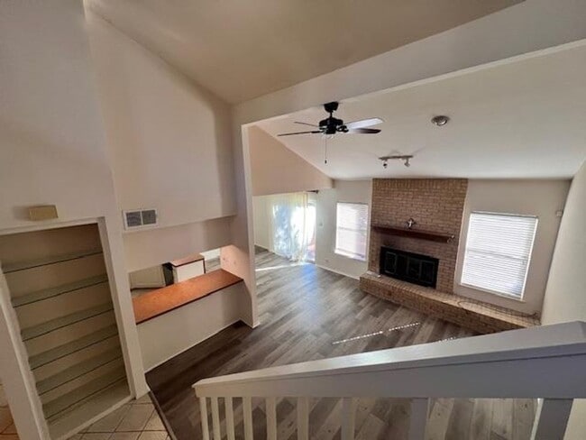 Building Photo - Northwest Condo / 2 bedrooms / 2 car garage / Backs beautiful Greenbelt