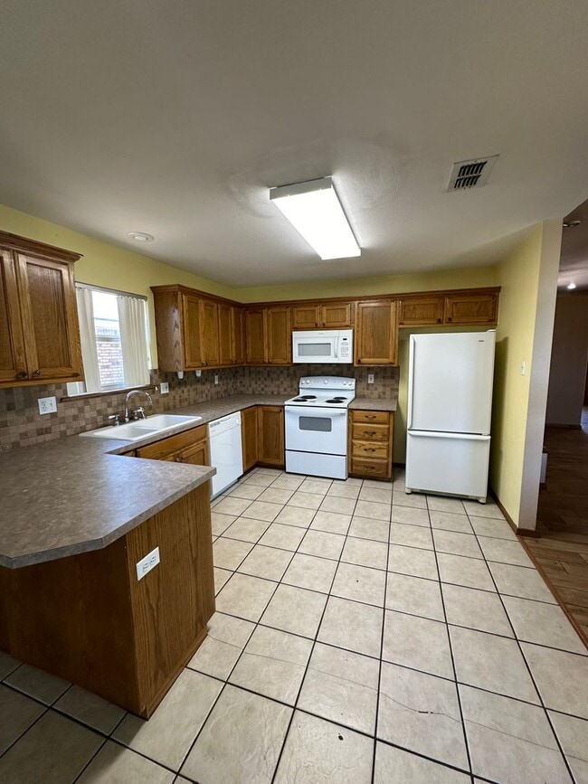 Building Photo - Cozy 4 Bed 2 Bath! Mesa School District !