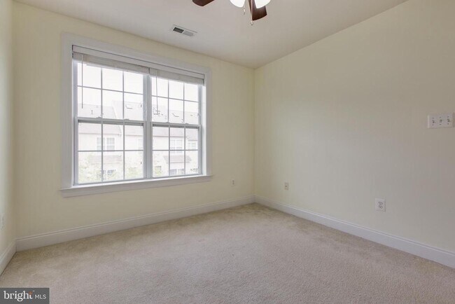 Building Photo - 7631 Elmcrest Rd