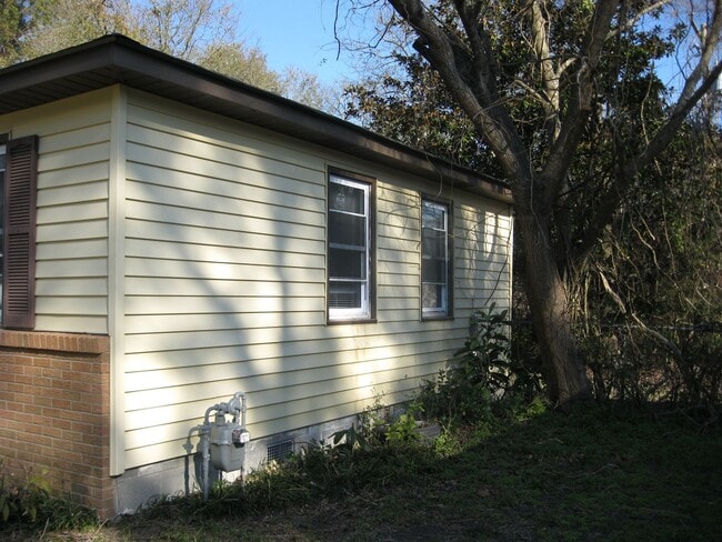 Building Photo - Cozy home