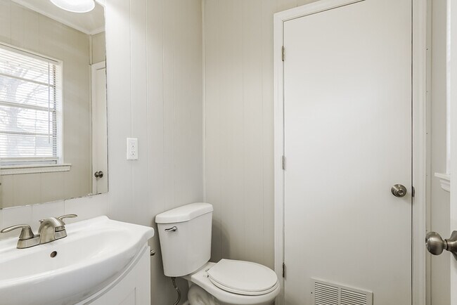 Building Photo - 77 Oakwood St