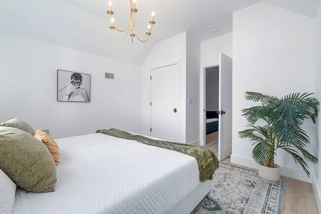 Building Photo - 30 W Castillo Dr