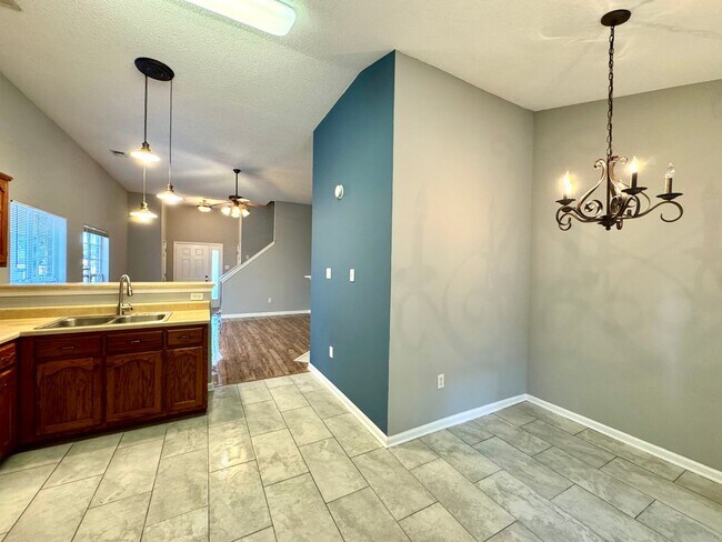 Building Photo - 639 Burton Ln