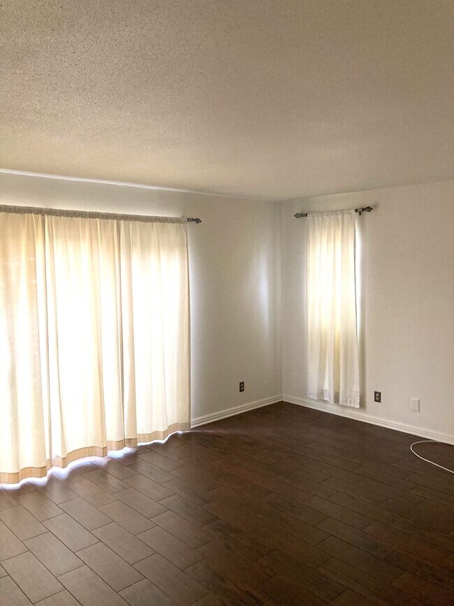 Building Photo - Maintenance free living in this updated condo