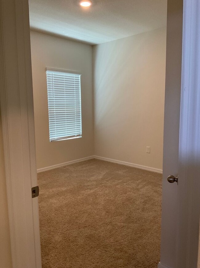 Building Photo - 4 BD/ 2BA in Chestnut Village