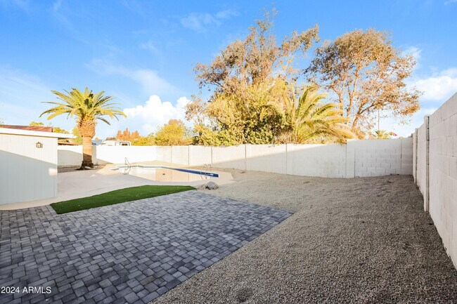 Building Photo - 2708 W Acoma Dr