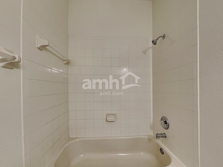 Building Photo - 11160 Creek Haven Dr