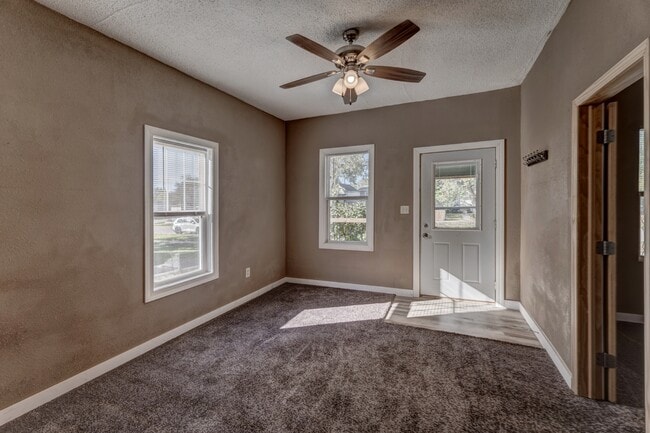 Building Photo - 812 Allen Ave