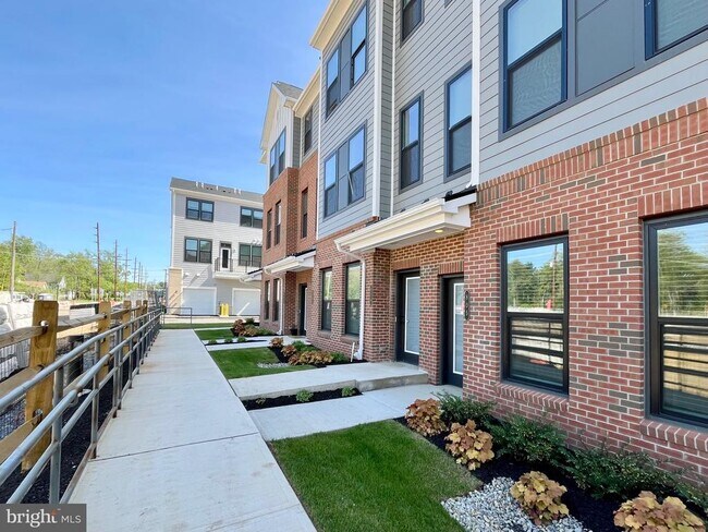 Building Photo - 805 Shay Ct