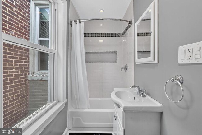 Building Photo - 1537 5th St NW