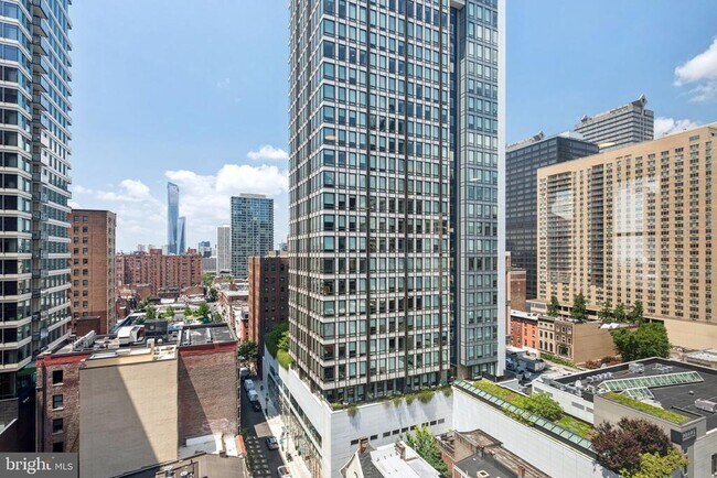 Building Photo - 135 S 19th St
