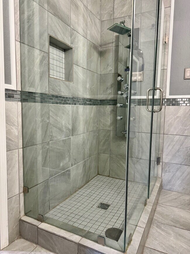 Building Photo - "Charming 3-Bed Oasis with 2 Full Baths in Lubbock – 1,610 Sq Ft of Comfort Awaits!"