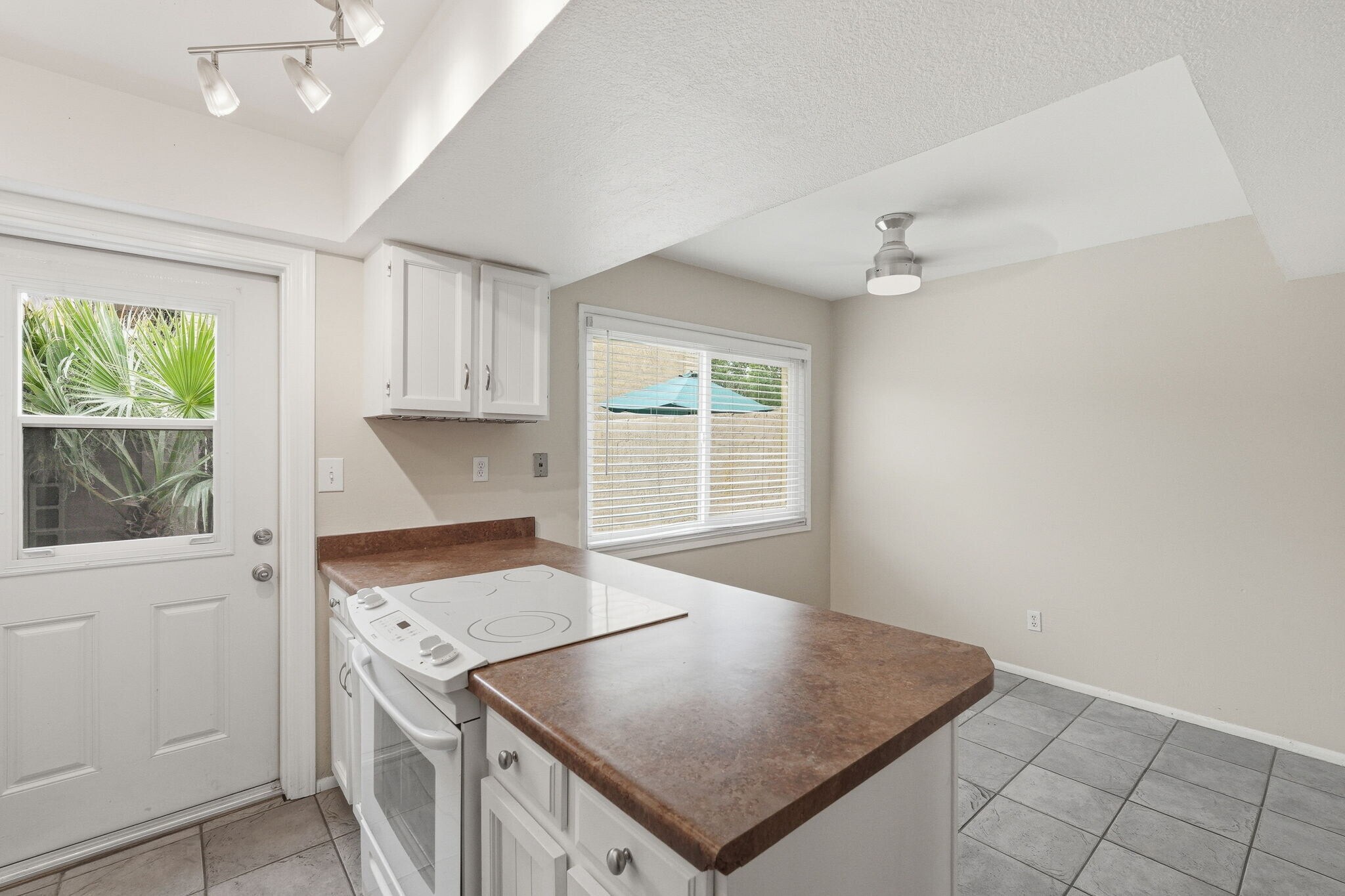 Building Photo - 31 W Pasadena Ave