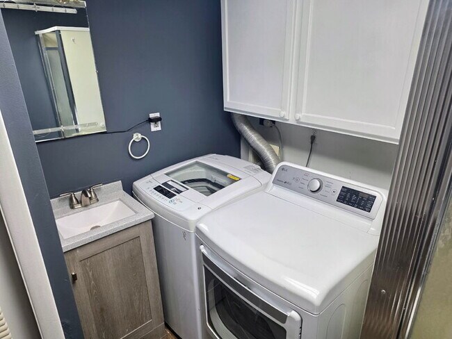 Building Photo - 320 34th St