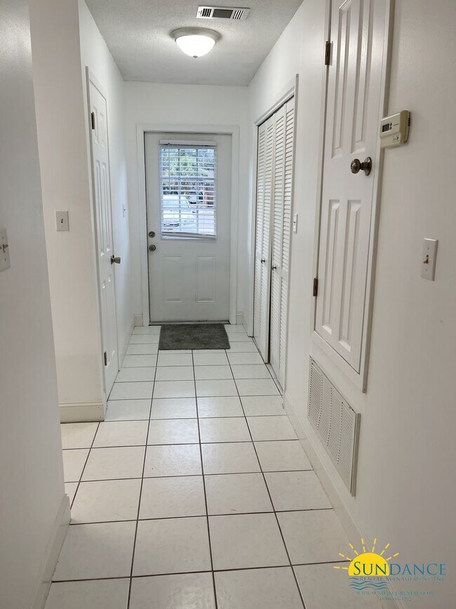 Building Photo - Lovely 2 Story end unit Townhouse in Fort Walton!