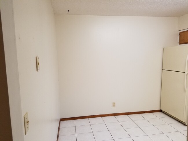 Building Photo - $1450 - 3/2/1 - MOVE IN SPECIAL  - Upstair...
